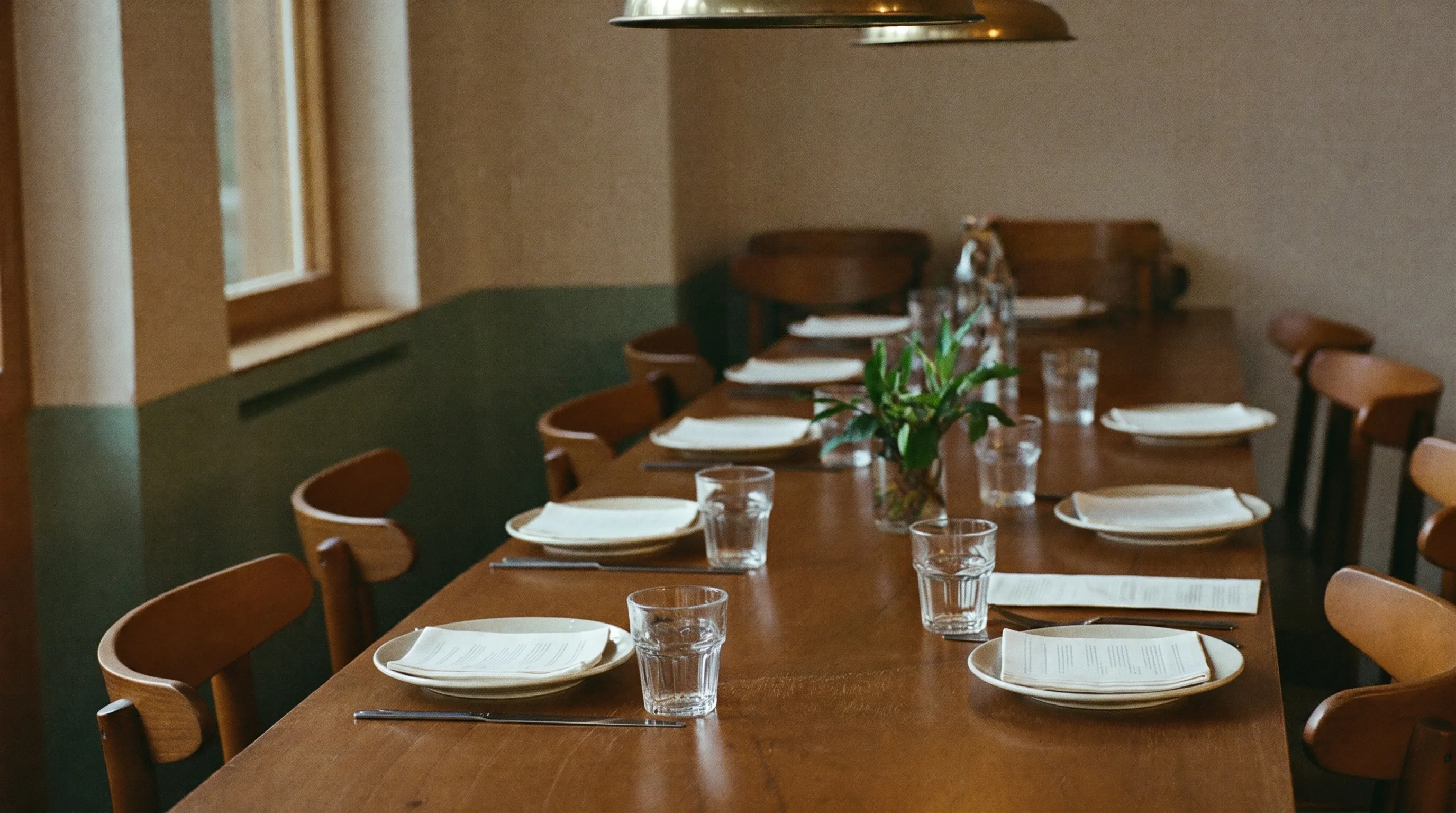 Schön gedeckter Tisch in einem gemütlichen Restaurant bei warmem Licht