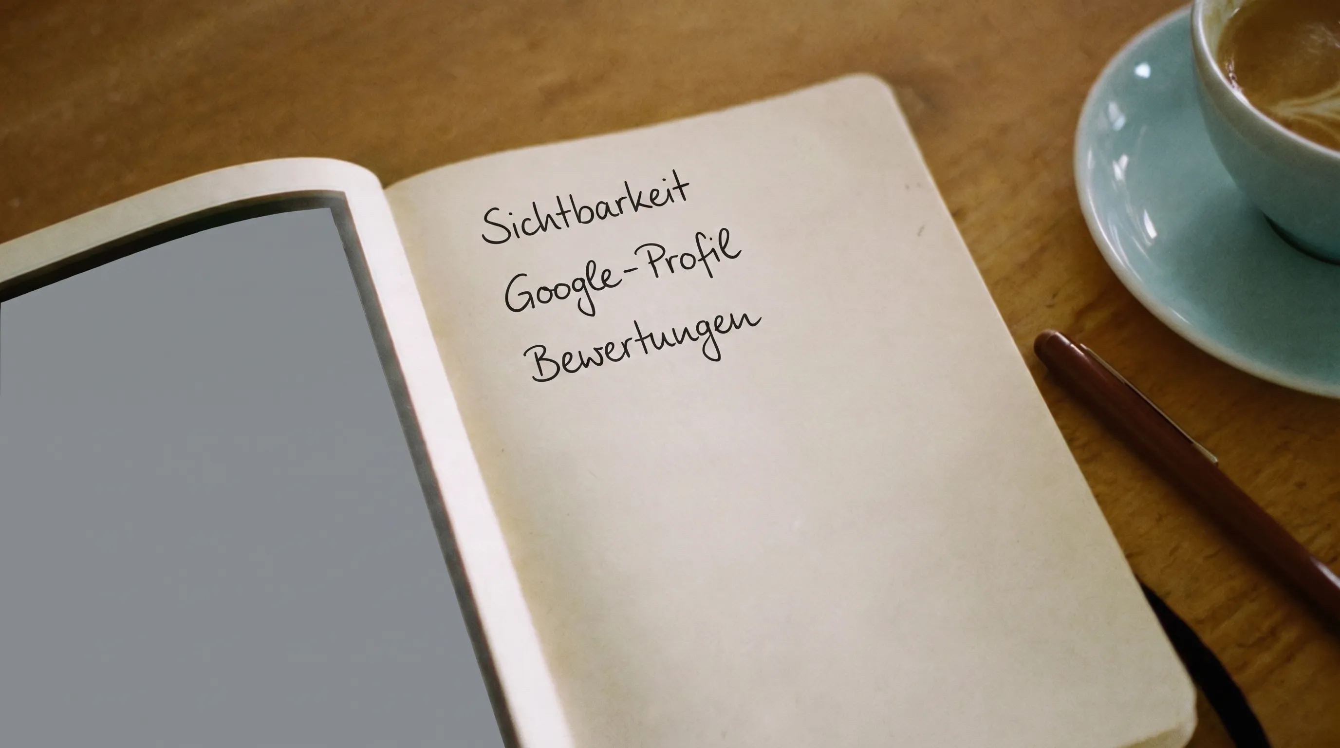 Notizbuch mit einfachen handgezeichneten Pfeilen und Kästchen, eine Strategieskizze