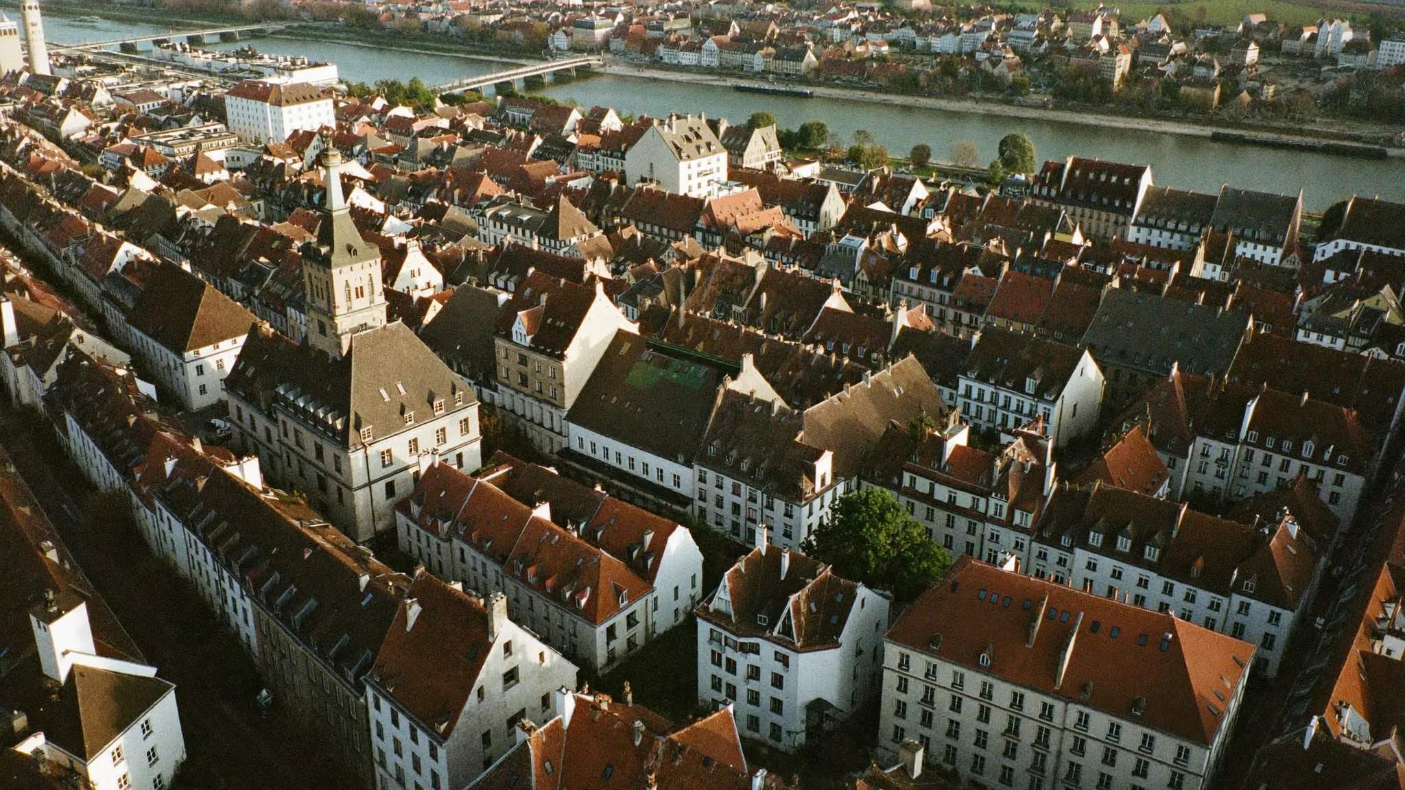 Warme Dächer einer historischen Stadt am Rhein aus der Vogelperspektive