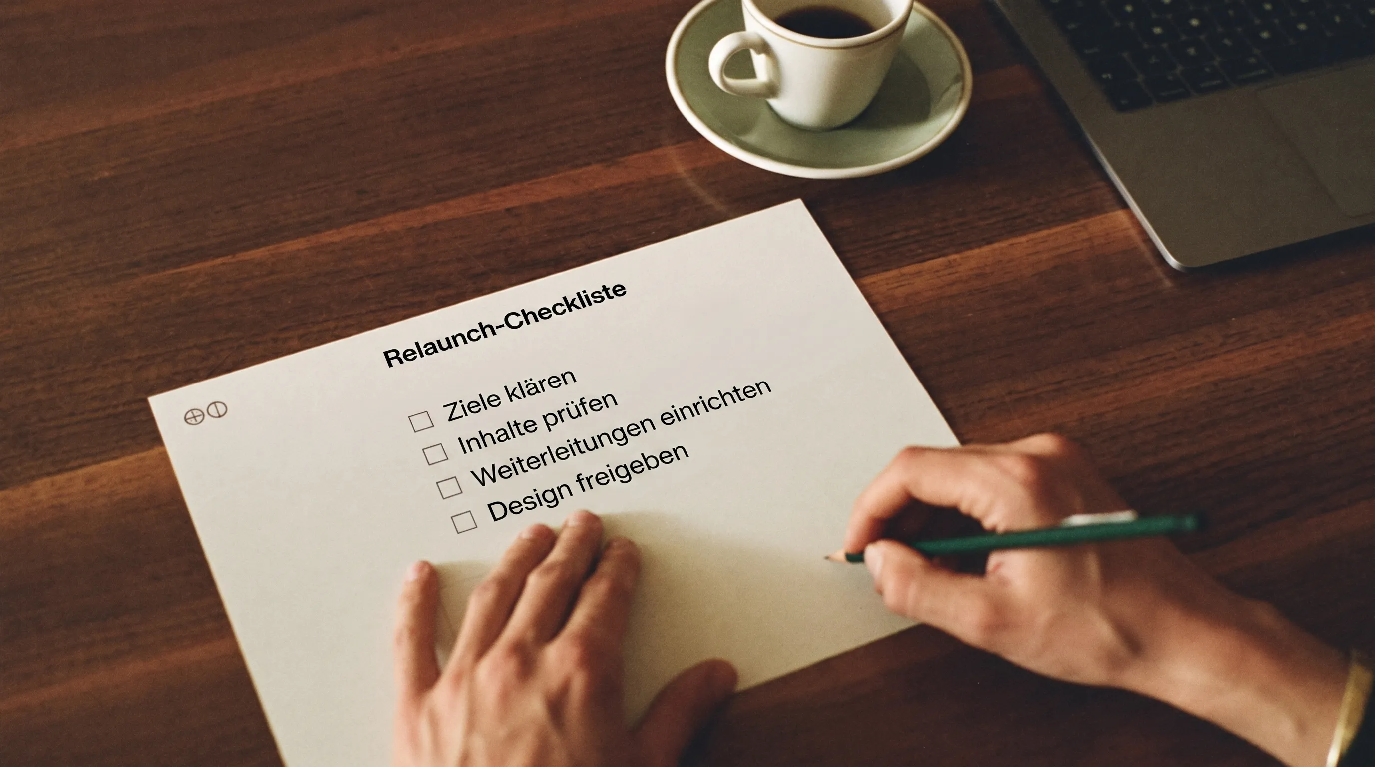 Hände skizzieren mit Bleistift einen einfachen Website-Aufbau auf Papier
